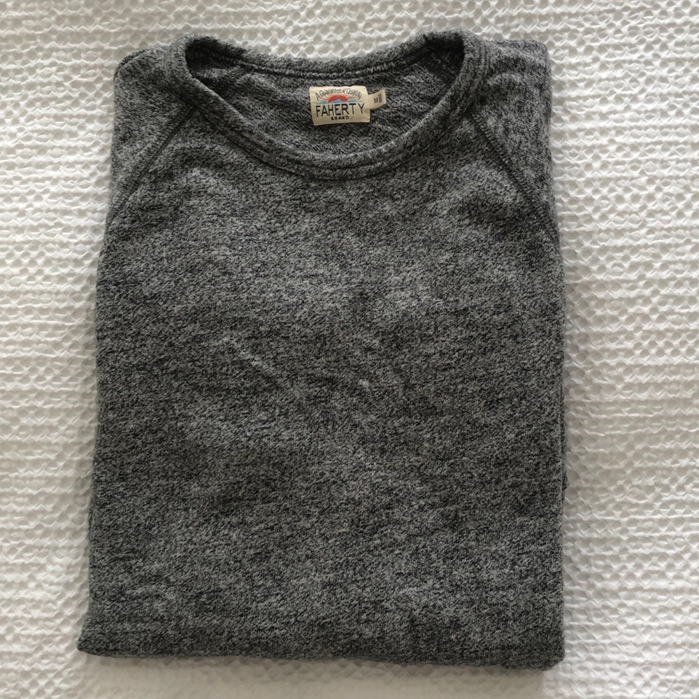 Faherty Raglan Sweatshirt. Heather great. Fits slim/smaller so would fit Small.